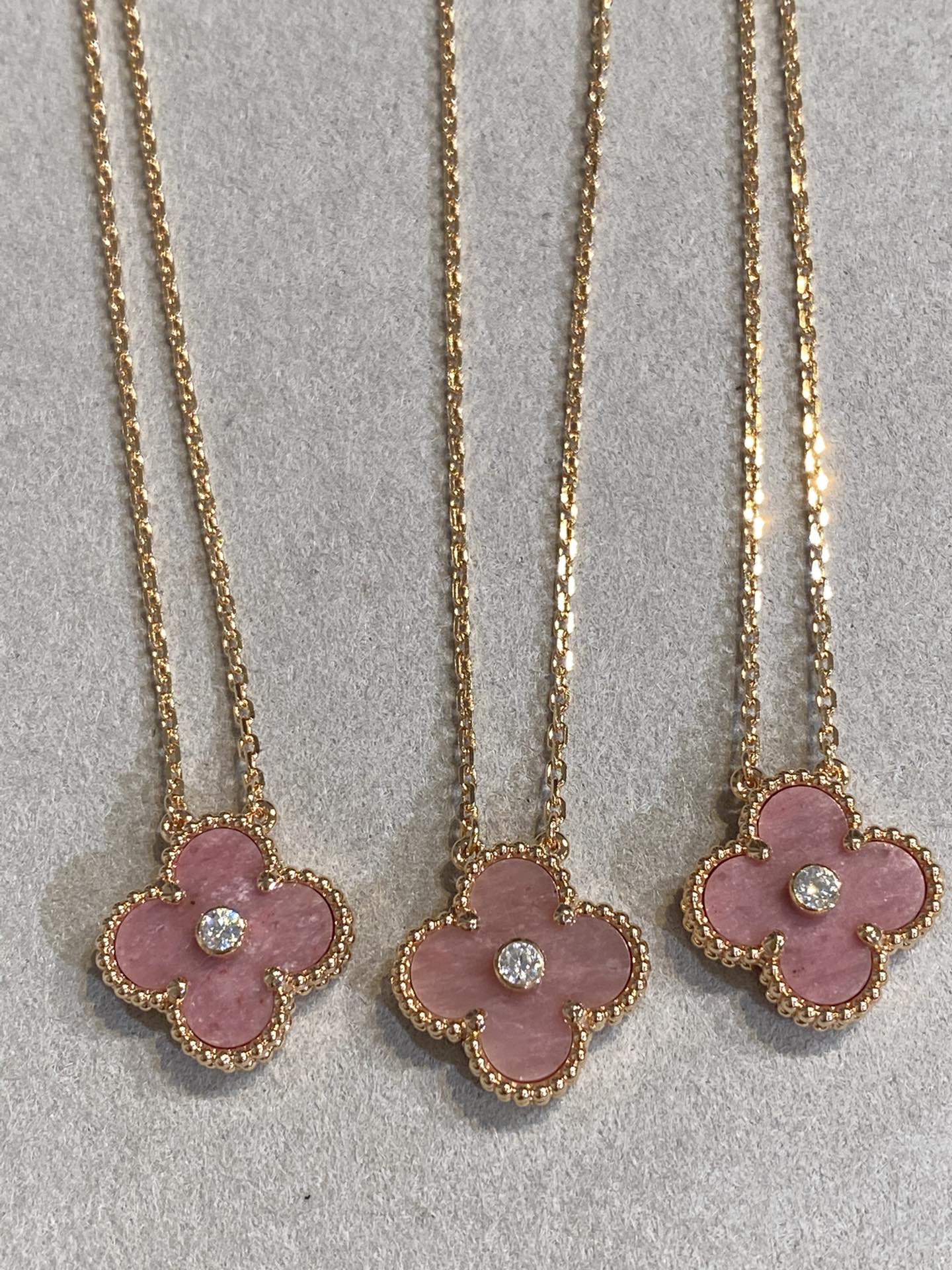 [Max Jewelry ]CLOVER 15MM DIAMOND RHODONITE NECKLACE
