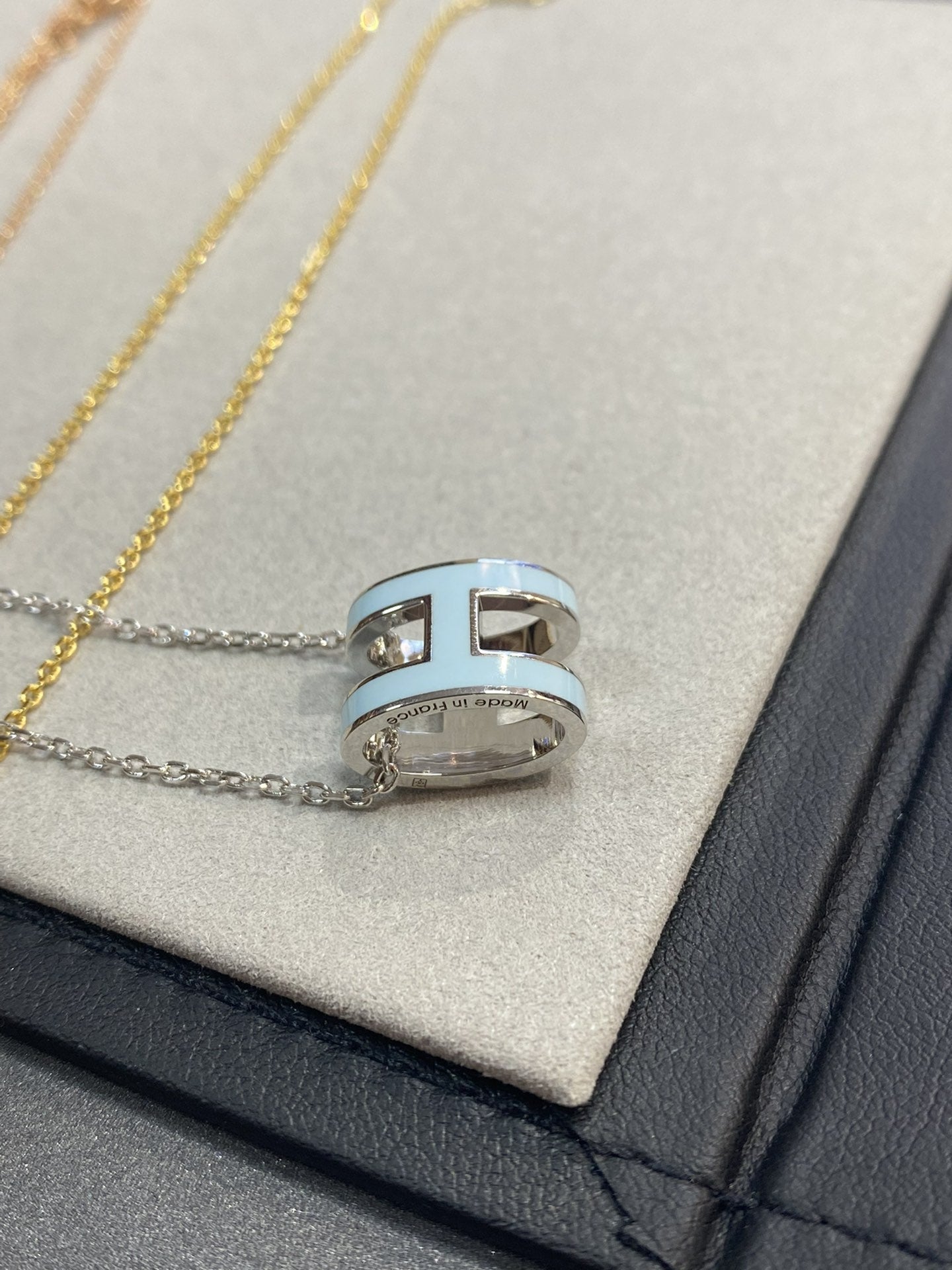 [Max Jewelry ]POP H LIGHT BLUE NECKLACE