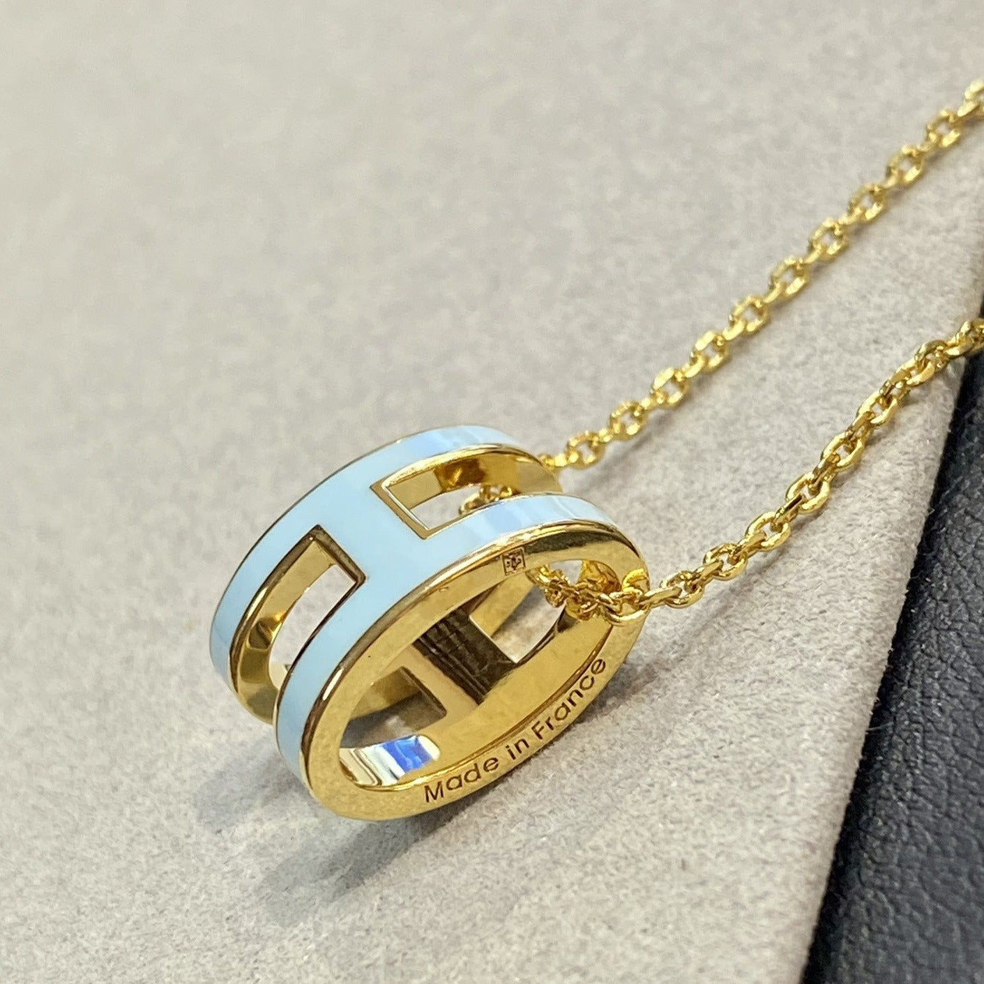 [Max Jewelry ]POP H LIGHT BLUE NECKLACE