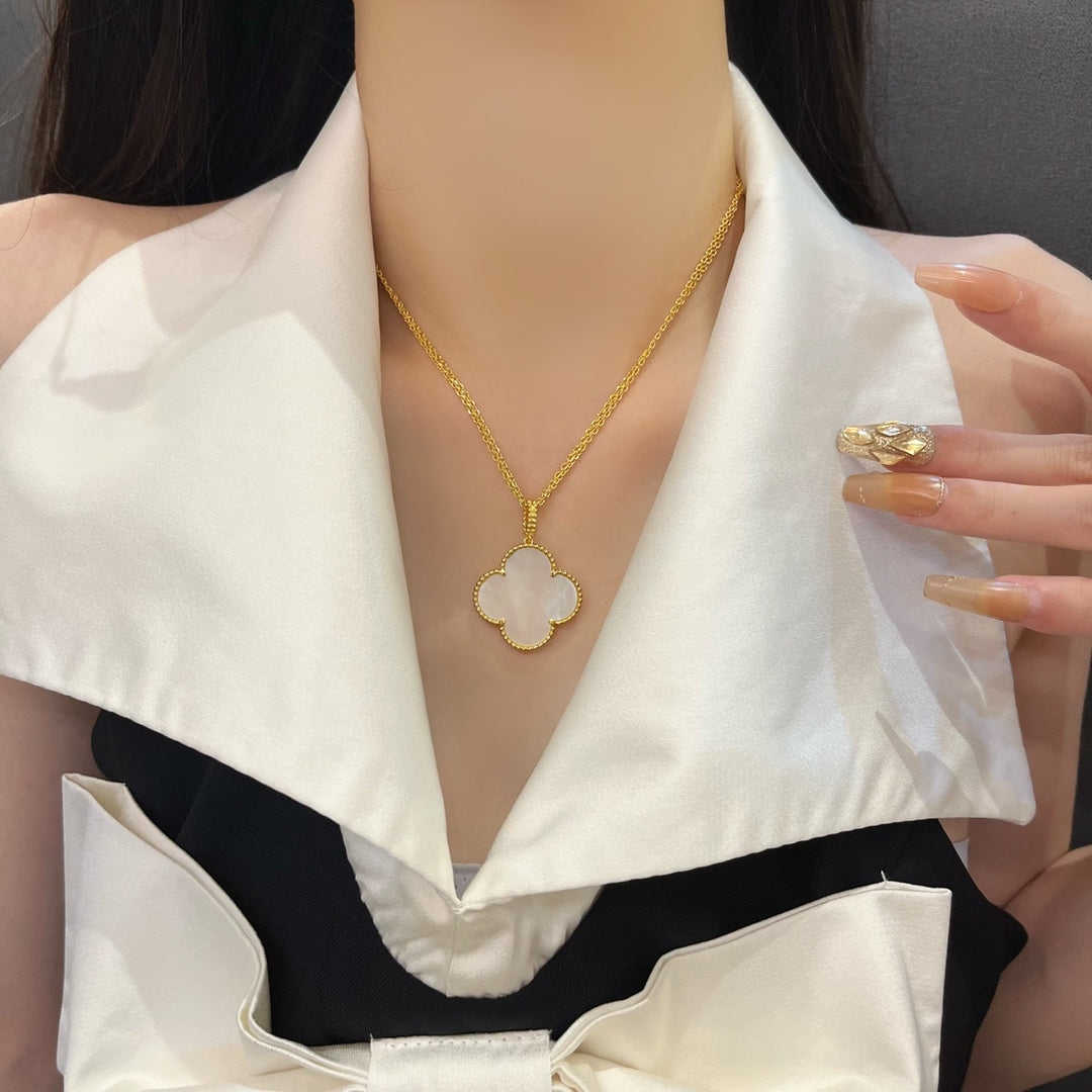 [Max Jewelry ]CLOVER 25MM MOP LARGE PENDANT NECKLACE