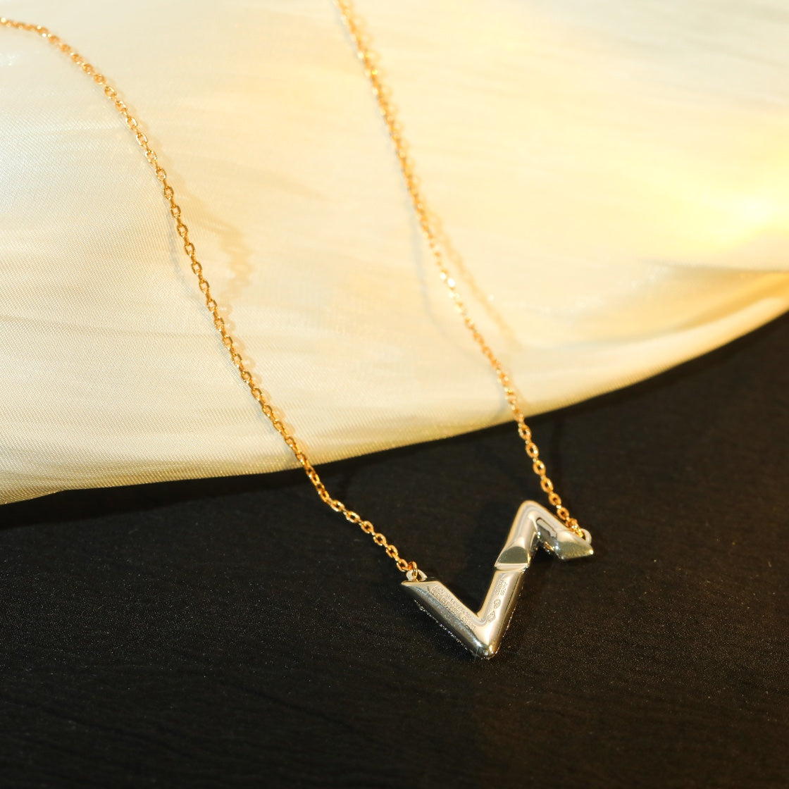 [Max Jewelry ]VOLT SILVER DIAMOND PEDANT NECKLACE