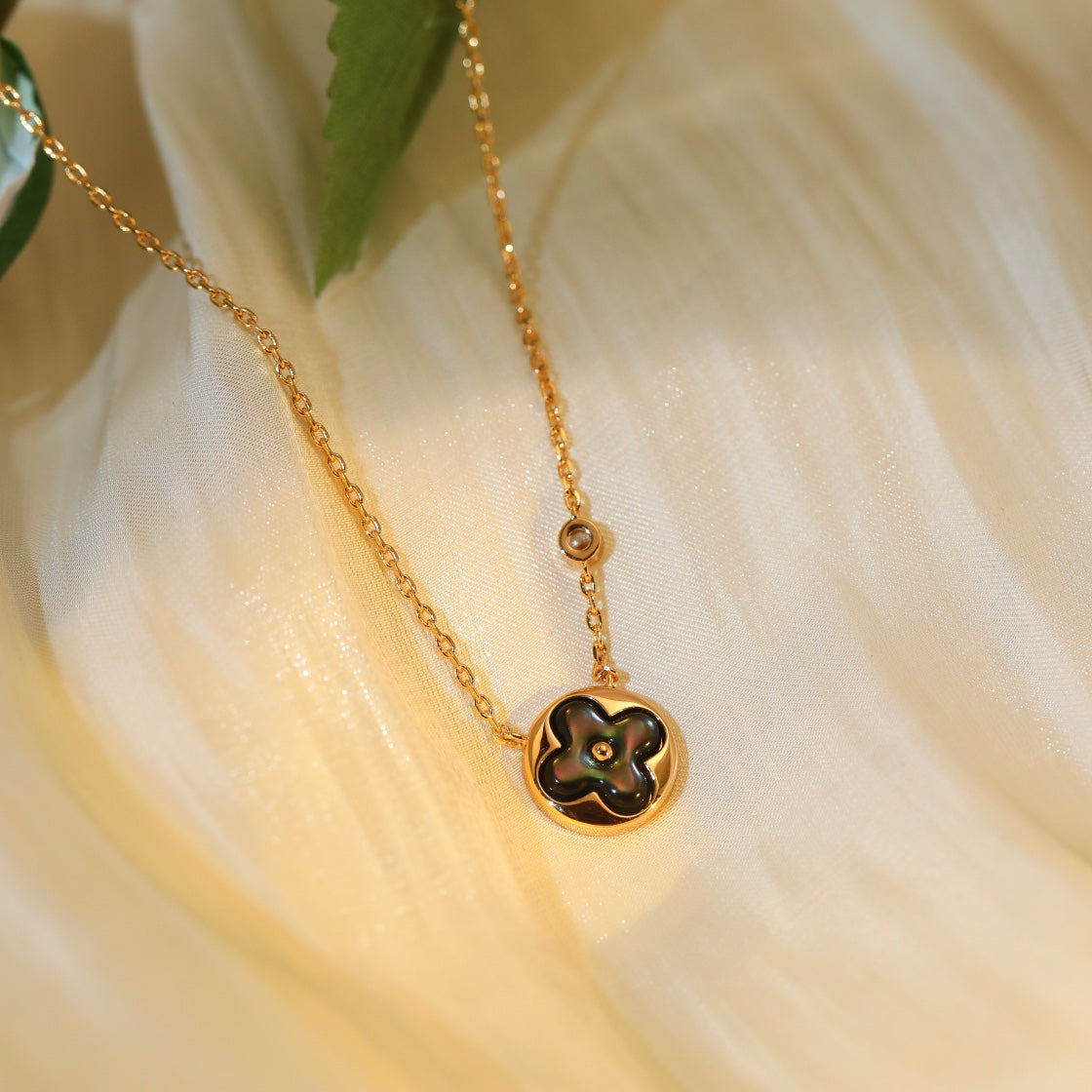 [Max Jewelry ]SUN PEDANT PINK GOLD 1 DIAMOND NECKLACE