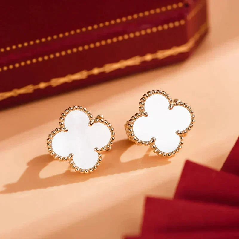[Max Jewelry ]CLOVER MEDIUM 1 MOTIFS  WHITE MOP STUD EARRINGS