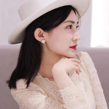 [Max Jewelry ]CLOVER MEDIUM 1 MOTIFS  WHITE MOP STUD EARRINGS