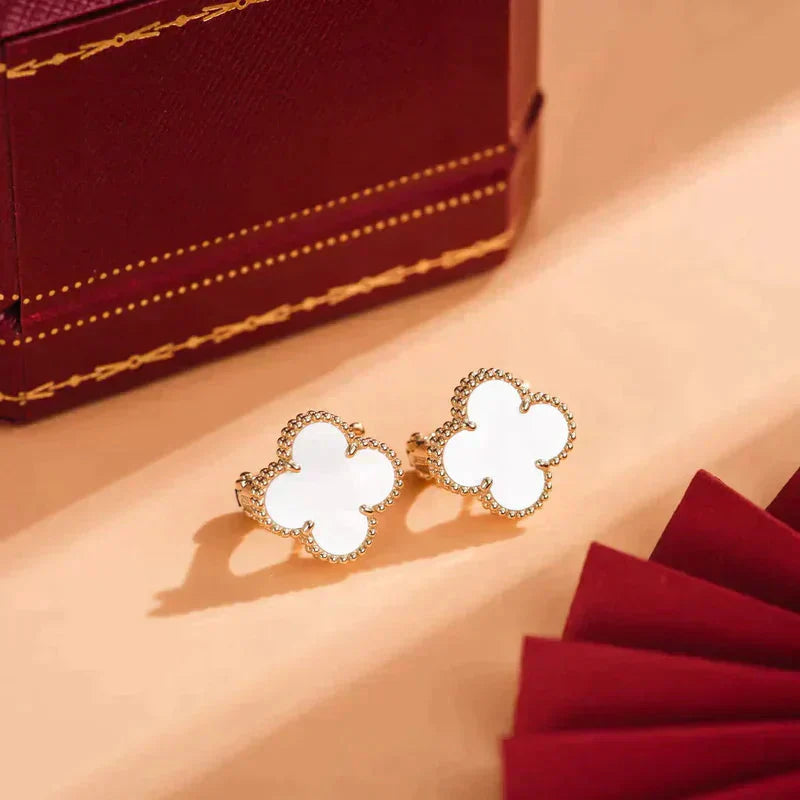[Max Jewelry ]CLOVER MEDIUM 1 MOTIFS  WHITE MOP STUD EARRINGS
