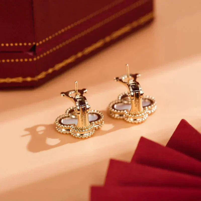 [Max Jewelry ]CLOVER MEDIUM 1 MOTIFS  WHITE MOP STUD EARRINGS