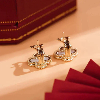 [Max Jewelry ]CLOVER MEDIUM 1 MOTIFS  WHITE MOP STUD EARRINGS
