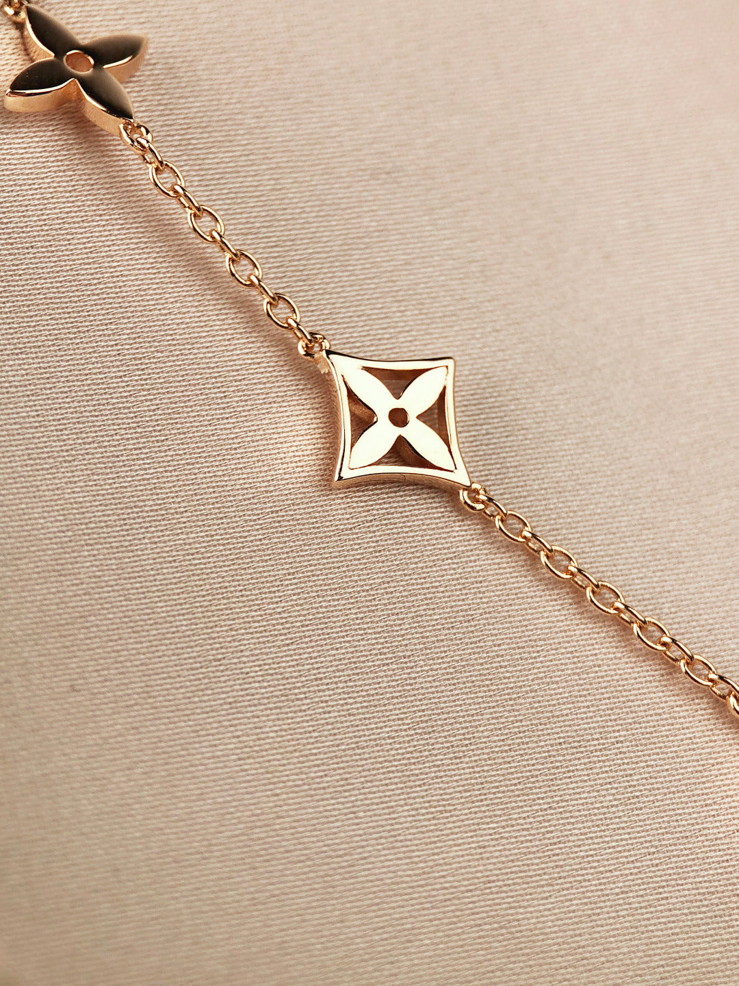 [Max Jewelry ]STAR AND SUN 7 MOTIFS GOLD BRACELET