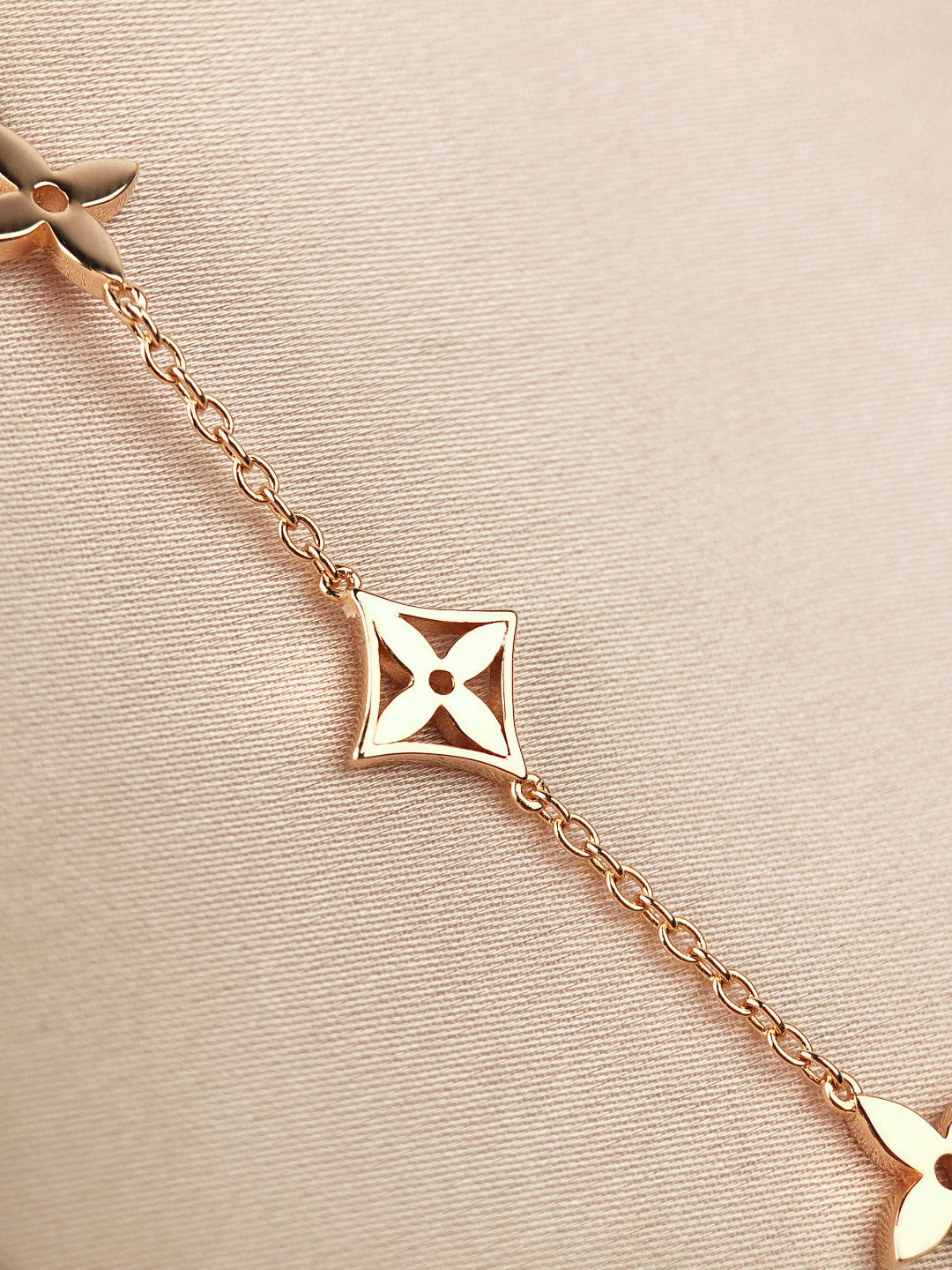[Max Jewelry ]STAR AND SUN 7 MOTIFS GOLD BRACELET