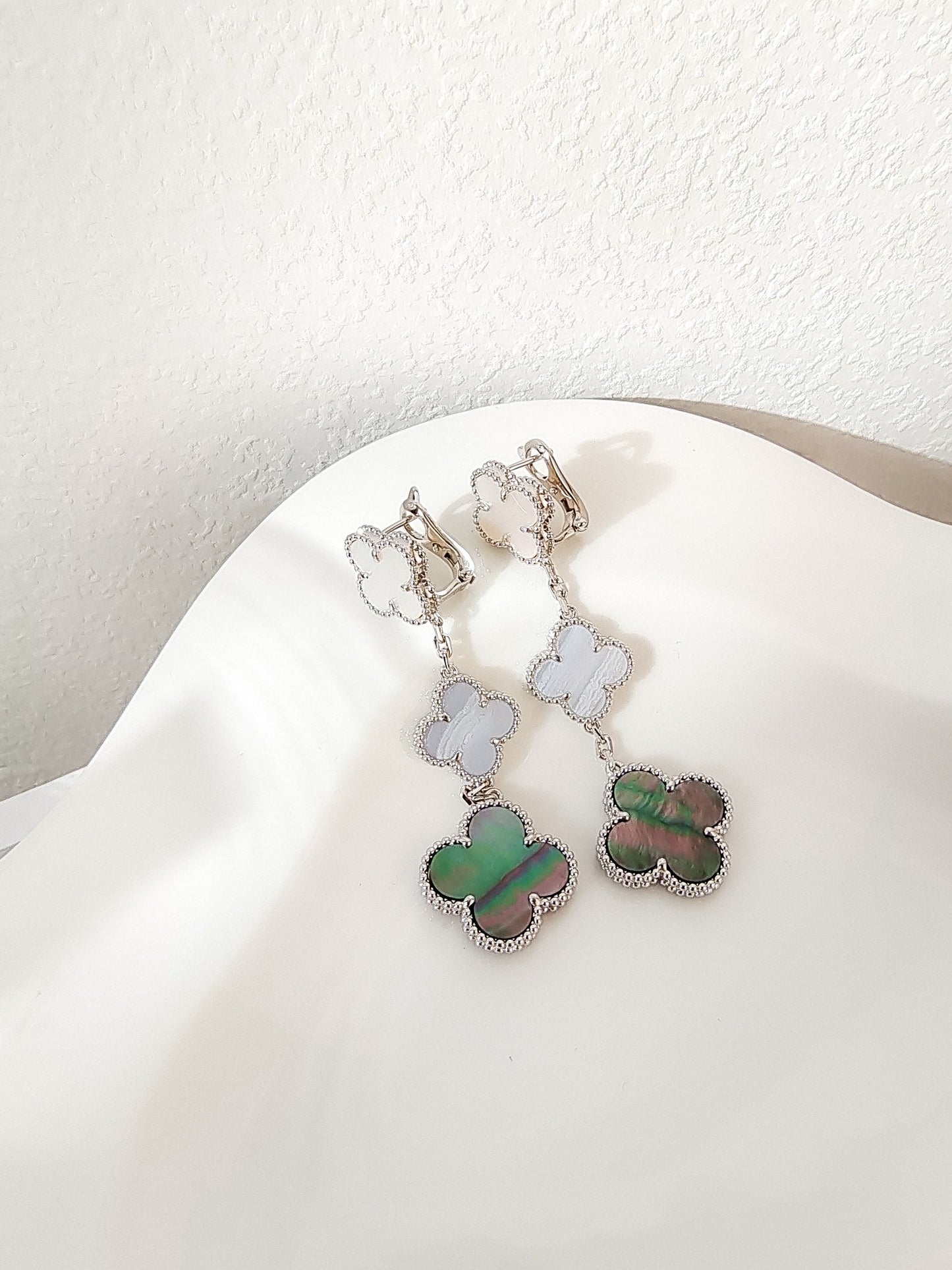 [Max Jewelry ]CLOVER 3 MOTIFS CHALCEDONY DARK MOP SILVER EARRINGS