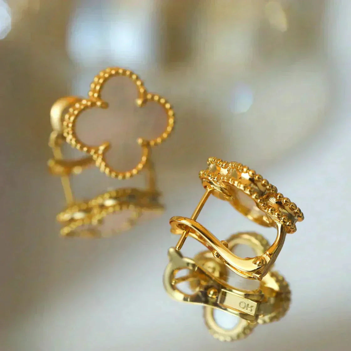 [Max Jewelry ]CLOVER MEDIUM 1 MOTIFS  WHITE MOP STUD EARRINGS