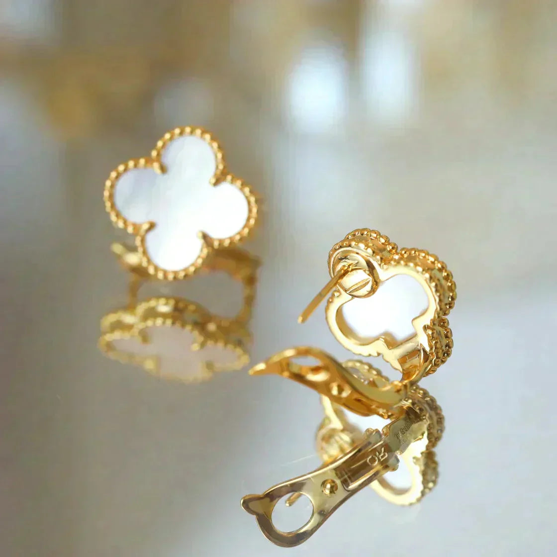 [Max Jewelry ]CLOVER MEDIUM 1 MOTIFS  WHITE MOP STUD EARRINGS