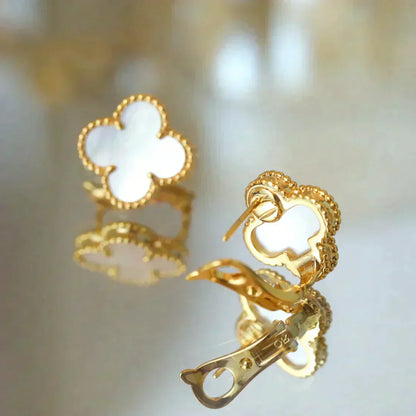 [Max Jewelry ]CLOVER MEDIUM 1 MOTIFS  WHITE MOP STUD EARRINGS