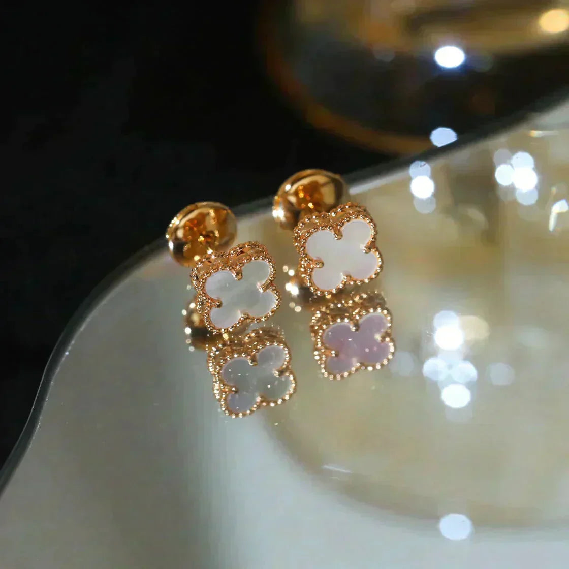 [Max Jewelry ]CLOVER MINI 9.5MM WHITE MOP EARRINGS