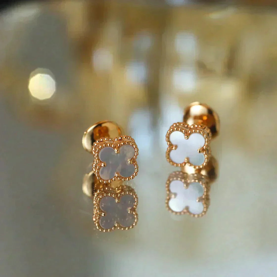[Max Jewelry ]CLOVER MINI 9.5MM WHITE MOP EARRINGS