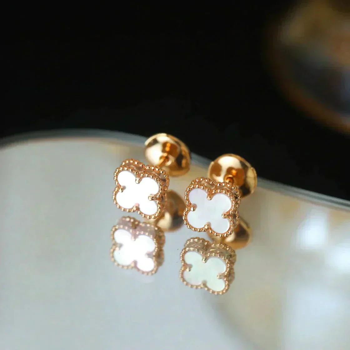 [Max Jewelry ]CLOVER MINI 9.5MM WHITE MOP EARRINGS