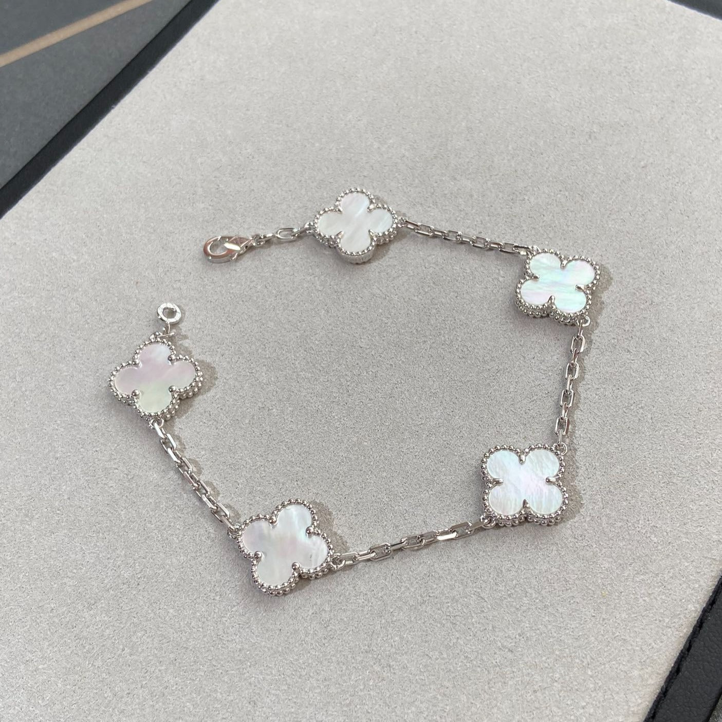 [Max Jewelry ]CLOVER WHITE PEARL MOP 5 MOTIF BRACELET COLLECTION
