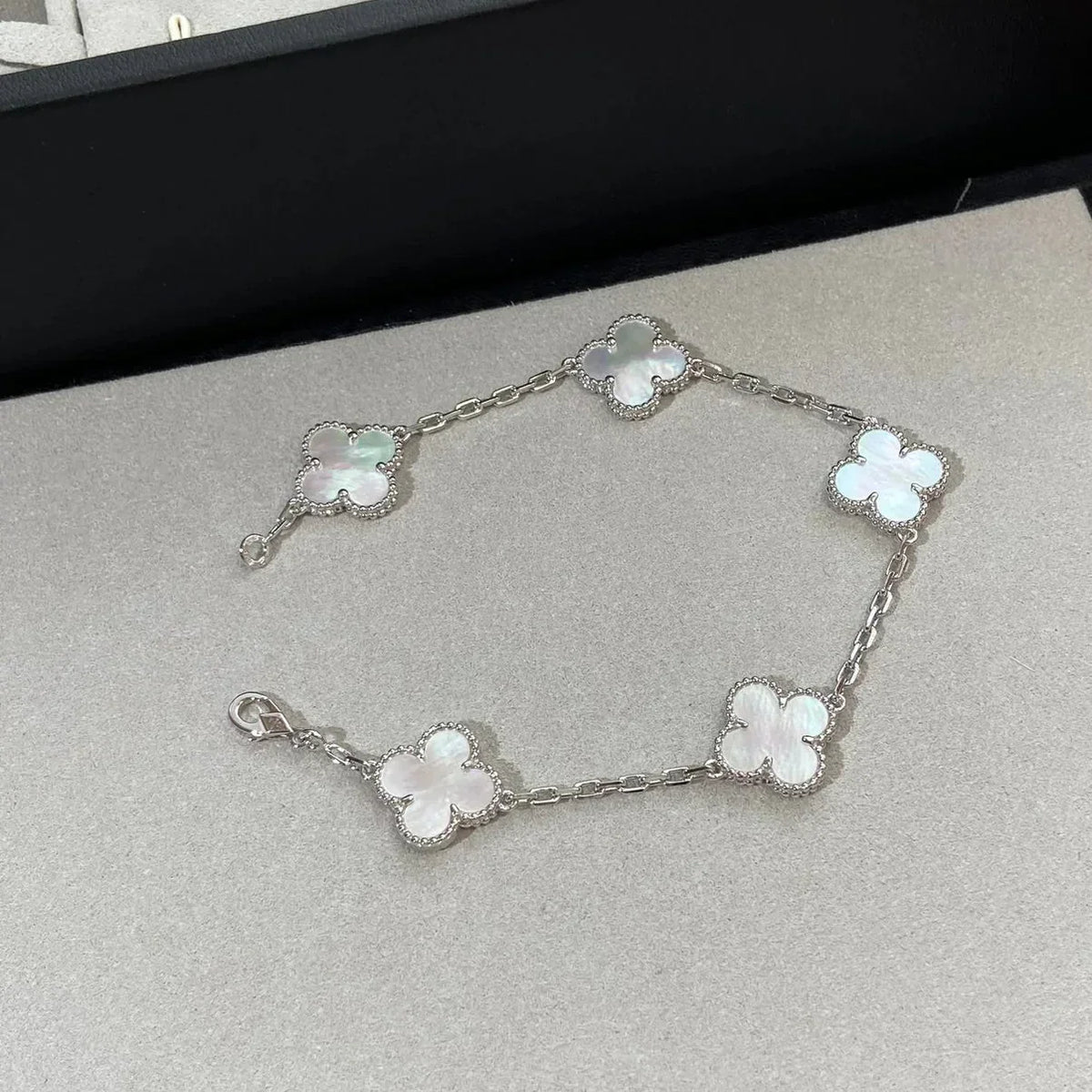 [Plus&Max]LUCKY CLOVER 5-MOTIF BRACELET - WHITE MOTHER-OF-PEARL COLLECTION