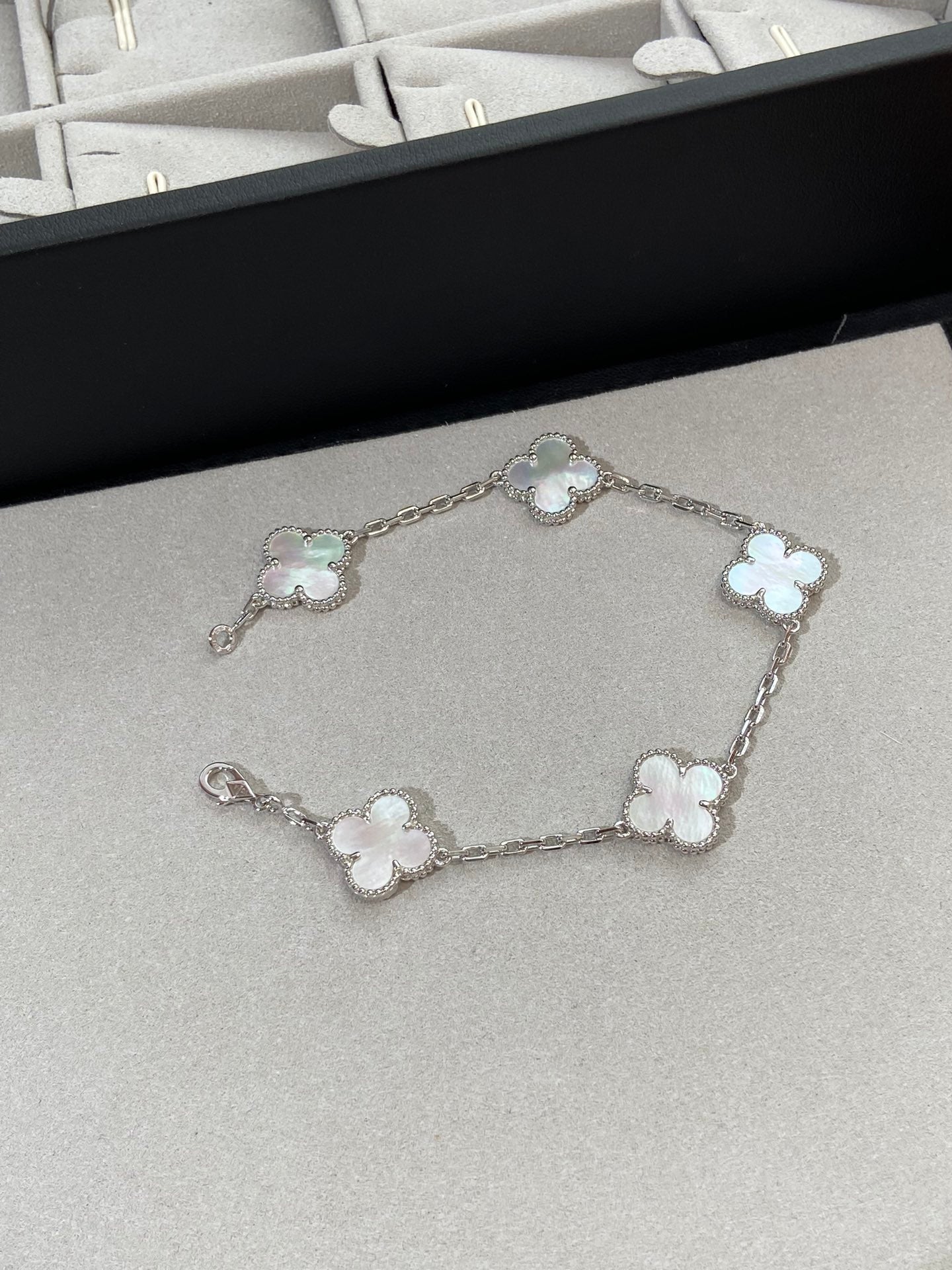 [Max Jewelry ]CLOVER WHITE PEARL MOP 5 MOTIF BRACELET COLLECTION