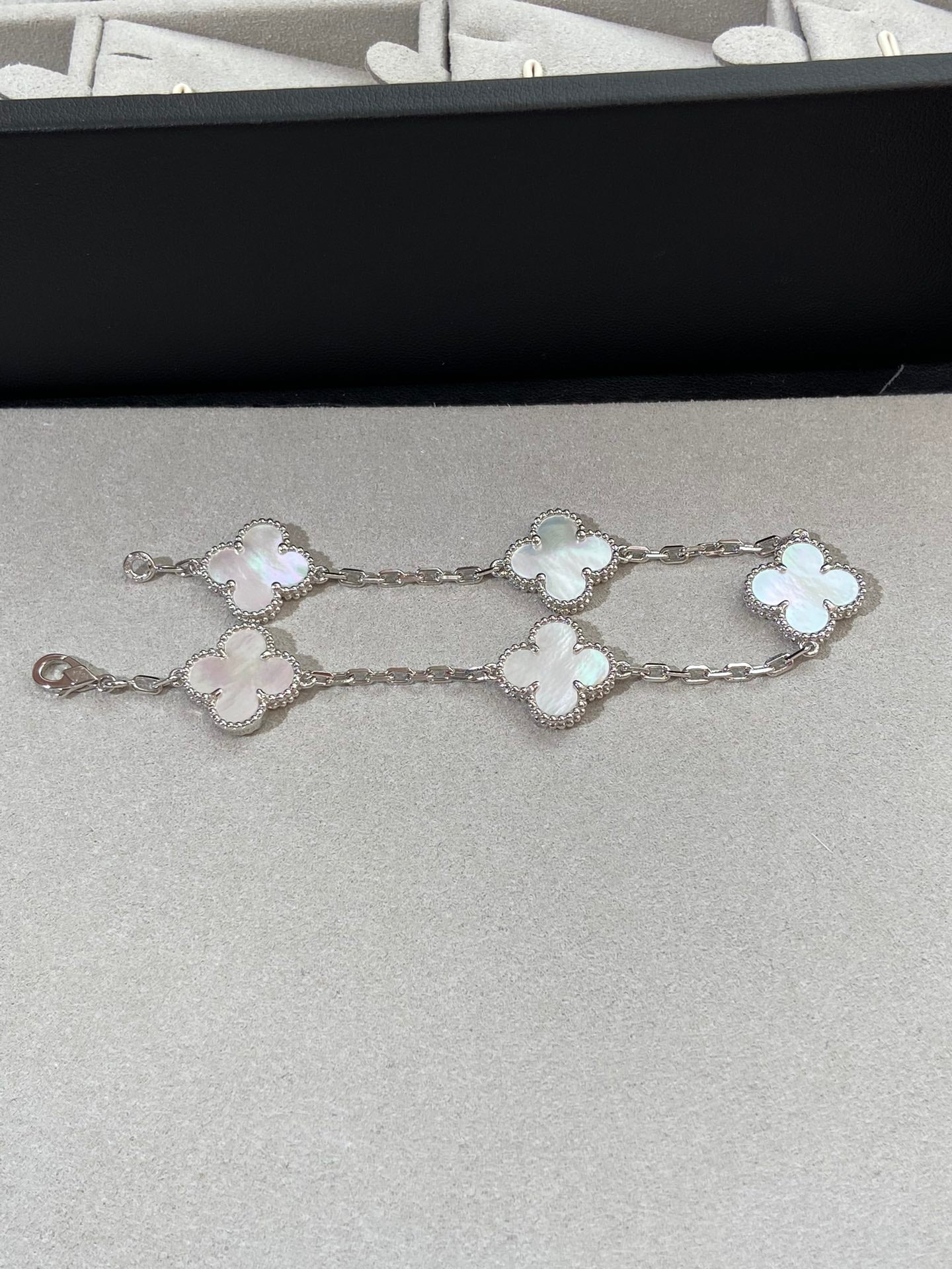 [Max Jewelry ]CLOVER WHITE PEARL MOP 5 MOTIF BRACELET COLLECTION