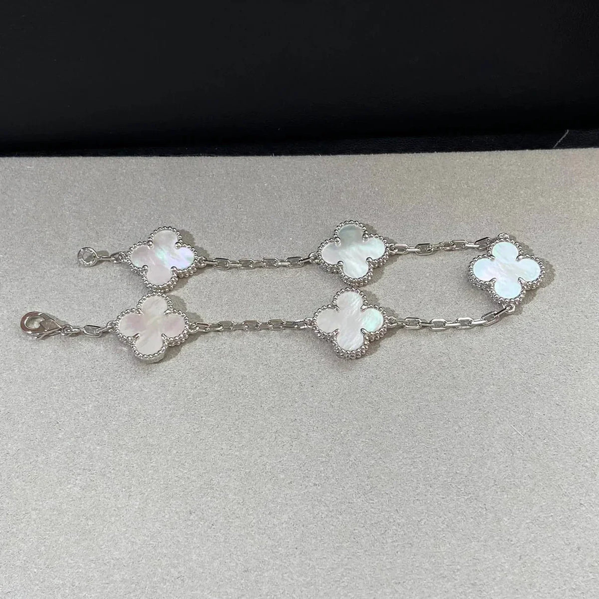 [Plus&Max]LUCKY CLOVER 5-MOTIF BRACELET - WHITE MOTHER-OF-PEARL COLLECTION