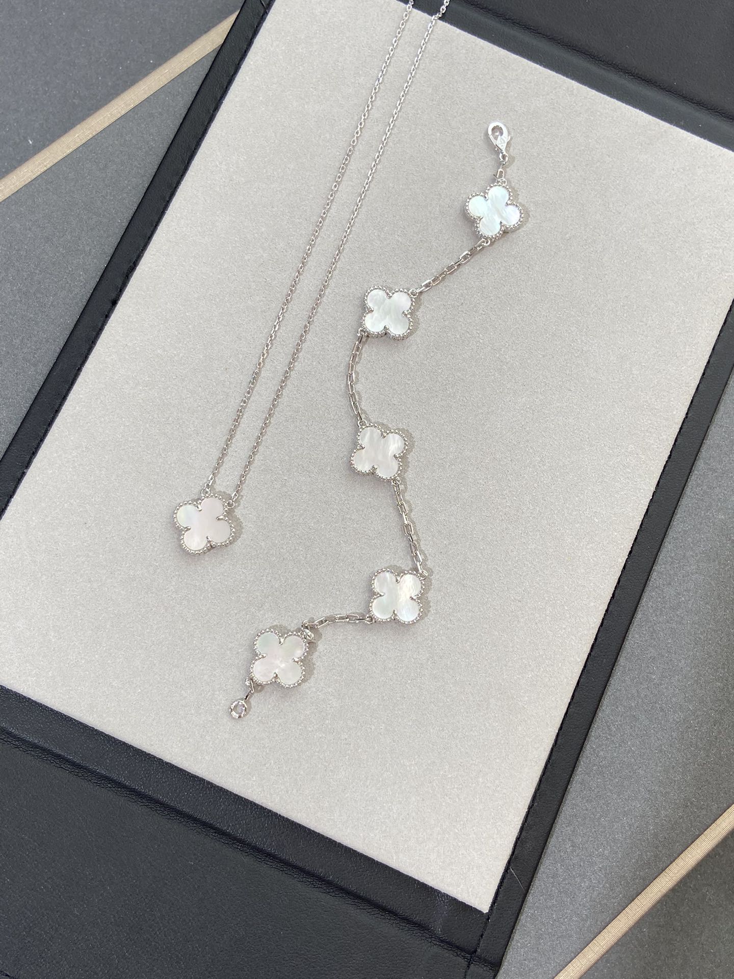 [Max Jewelry ]CLOVER WHITE PEARL MOP 5 MOTIF BRACELET COLLECTION