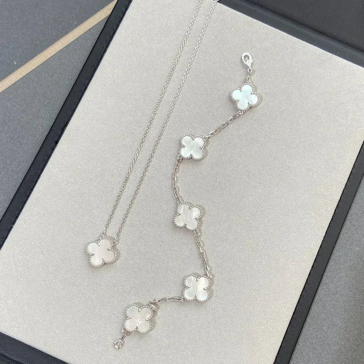 [Plus&Max]LUCKY CLOVER 5-MOTIF BRACELET - WHITE MOTHER-OF-PEARL COLLECTION