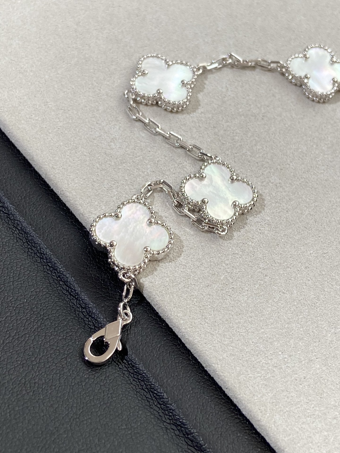 [Max Jewelry ]CLOVER WHITE PEARL MOP 5 MOTIF BRACELET COLLECTION