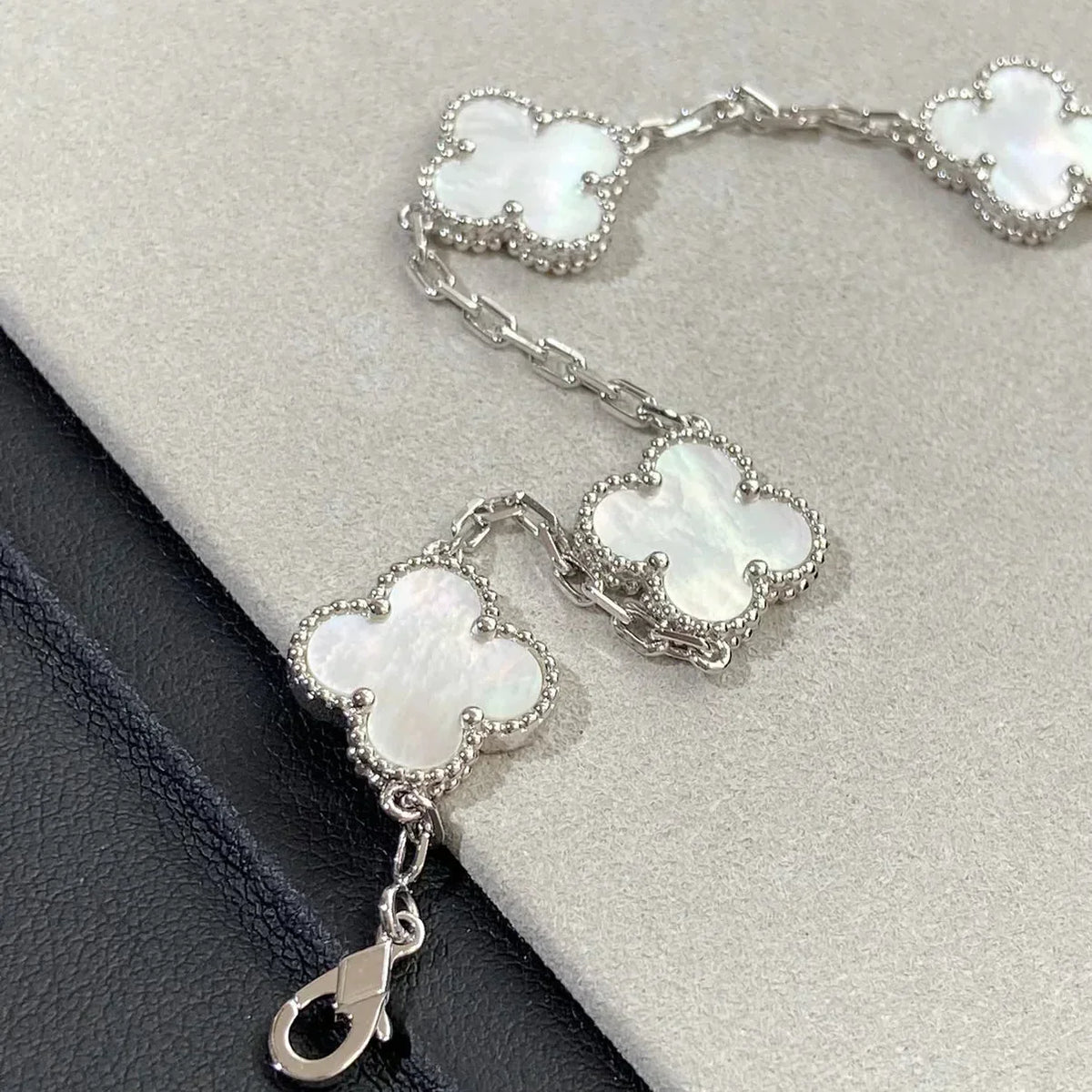 [Plus&Max]LUCKY CLOVER 5-MOTIF BRACELET - WHITE MOTHER-OF-PEARL COLLECTION
