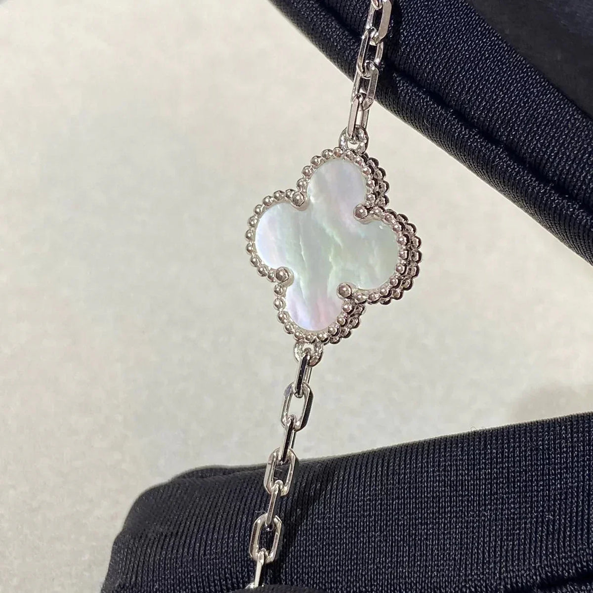 [Plus&Max]LUCKY CLOVER 5-MOTIF BRACELET - WHITE MOTHER-OF-PEARL COLLECTION