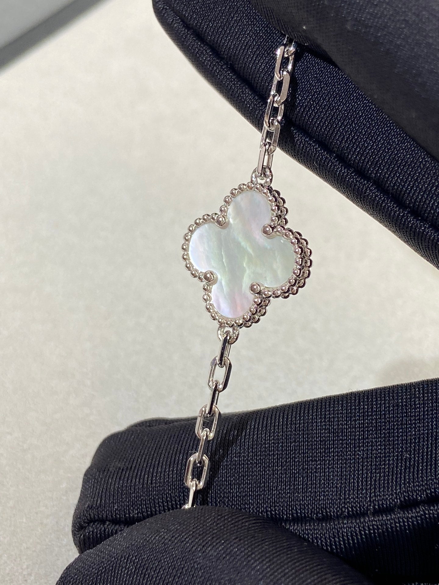 [Max Jewelry ]CLOVER WHITE PEARL MOP 5 MOTIF BRACELET COLLECTION