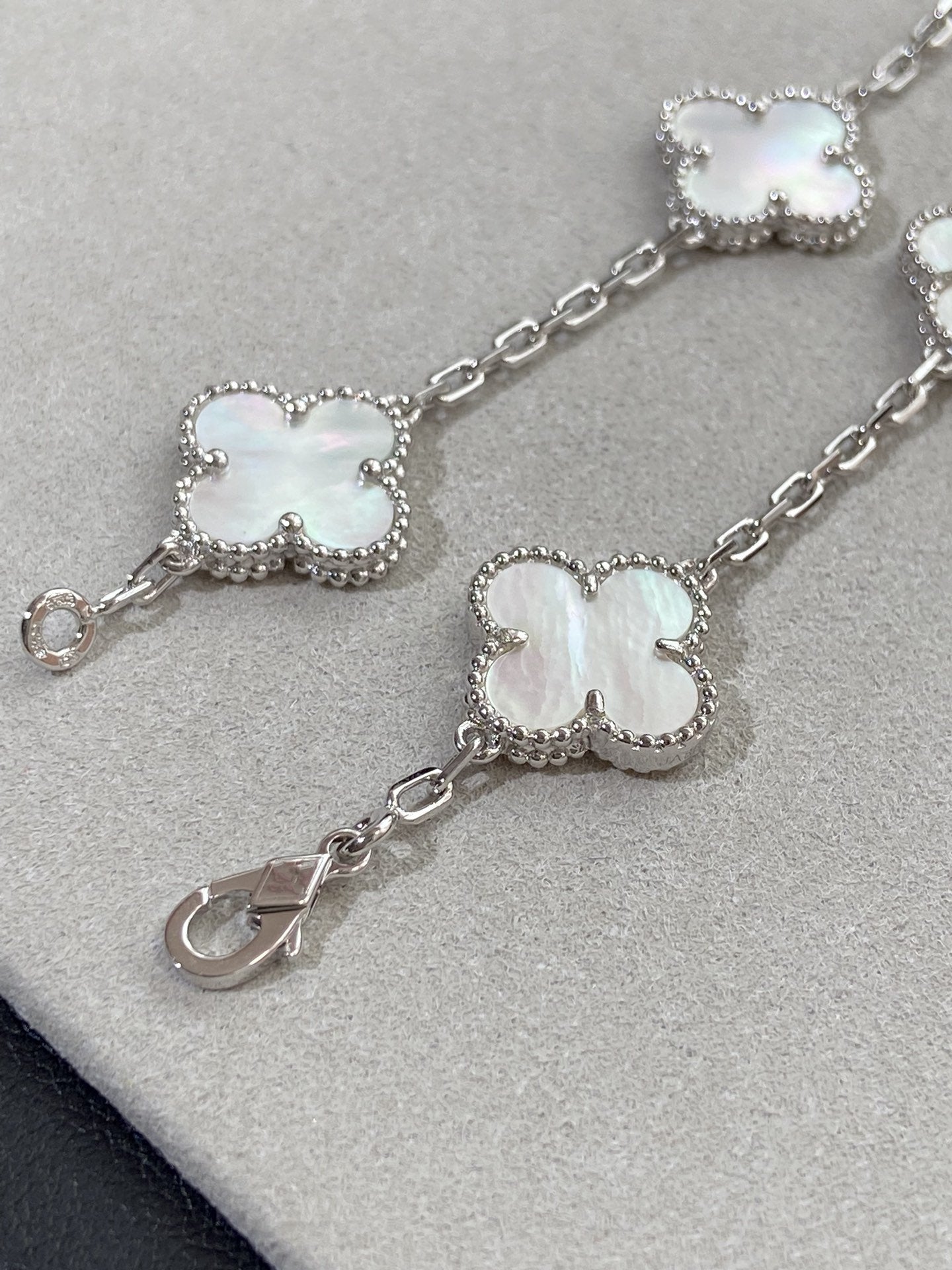 [Max Jewelry ]CLOVER WHITE PEARL MOP 5 MOTIF BRACELET COLLECTION