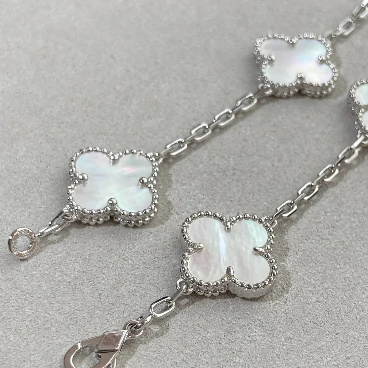 [Plus&Max]LUCKY CLOVER 5-MOTIF BRACELET - WHITE MOTHER-OF-PEARL COLLECTION