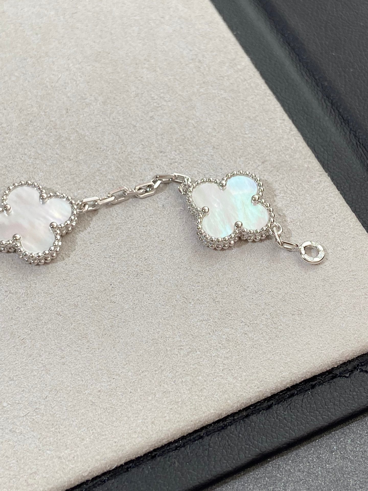 [Max Jewelry ]CLOVER WHITE PEARL MOP 5 MOTIF BRACELET COLLECTION