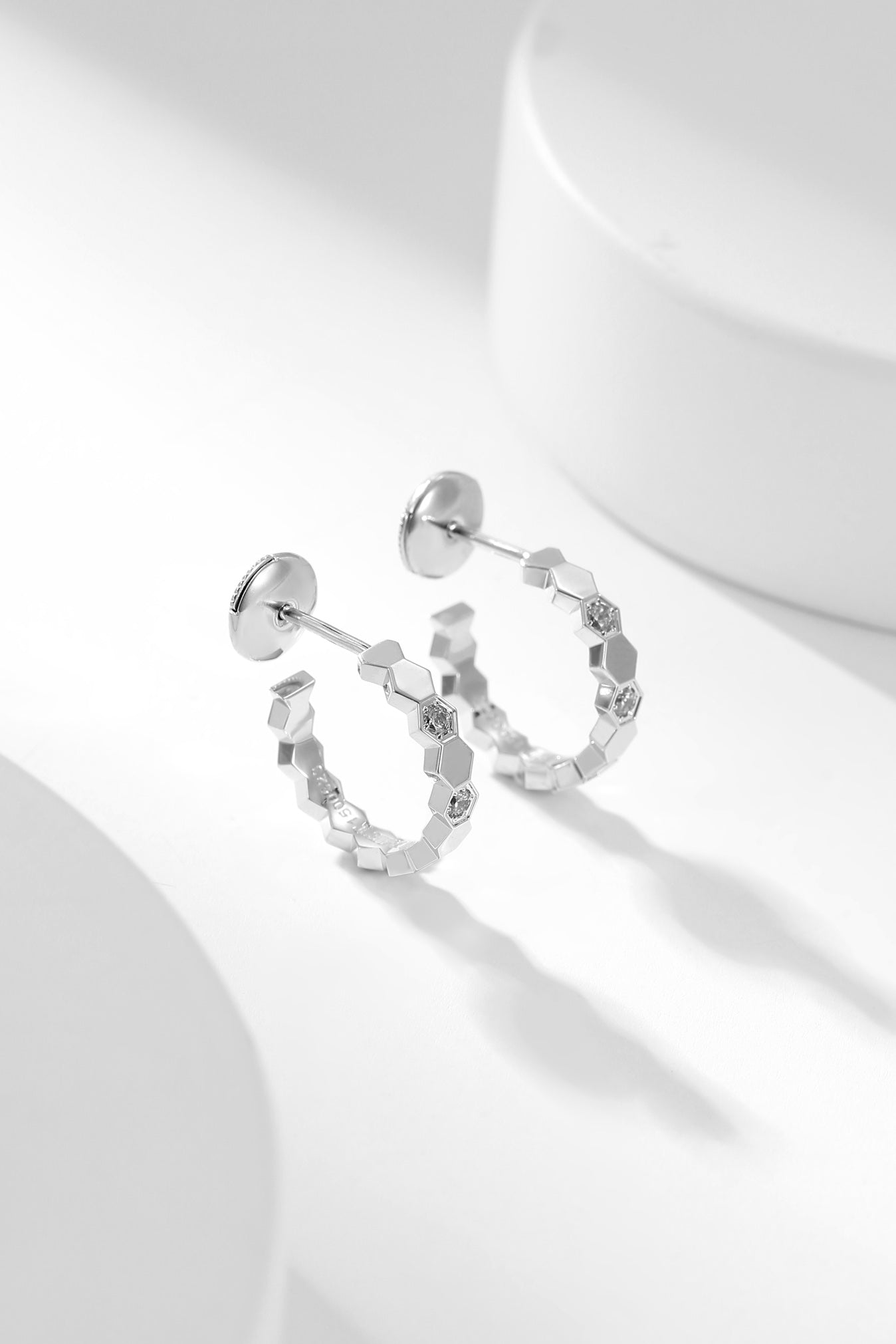 [Max Jewelry ]BEE LOVE DIAMOND HOOP EARRINGS