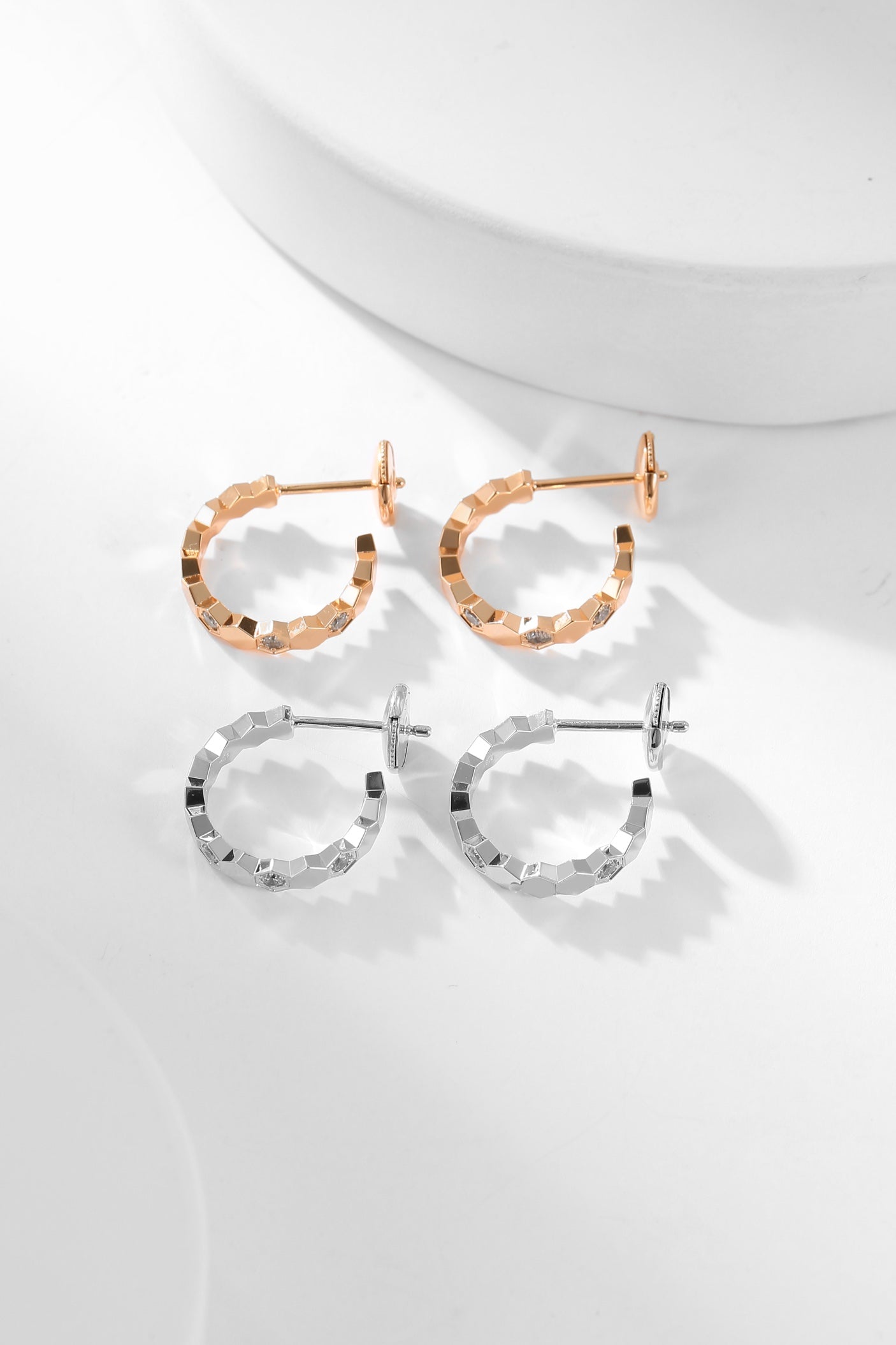 [Max Jewelry ]BEE LOVE DIAMOND HOOP EARRINGS