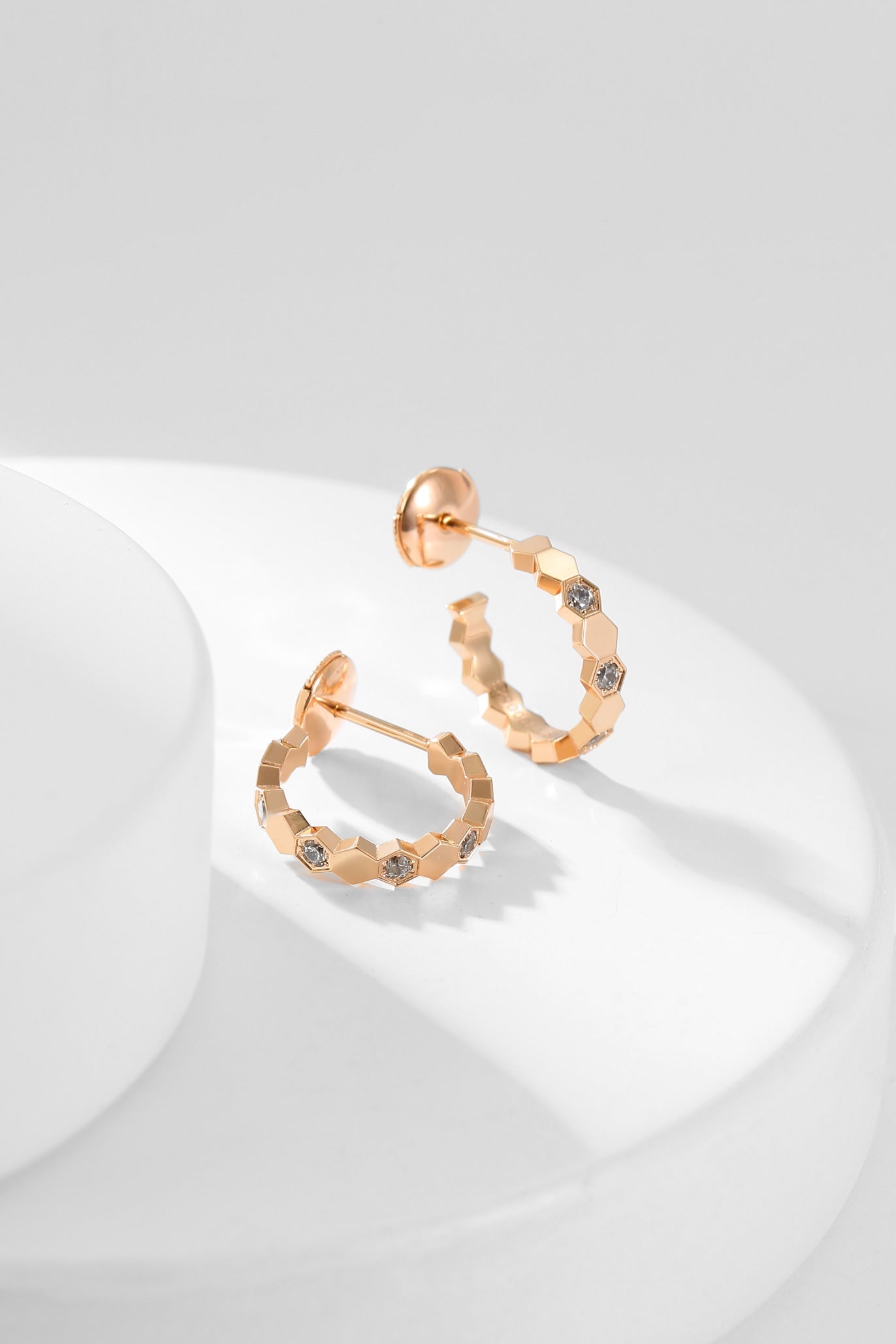 [Max Jewelry ]BEE LOVE DIAMOND HOOP EARRINGS