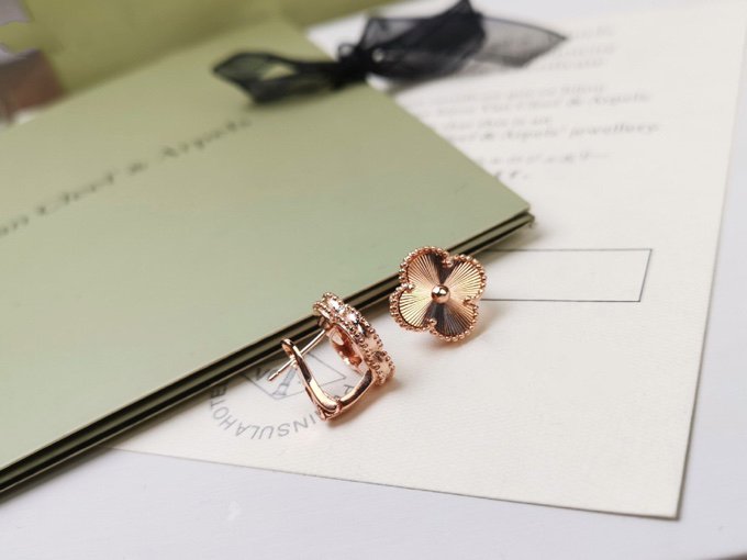 [Max Jewelry ]CLOVER MEDIUM STUD EARRINGS