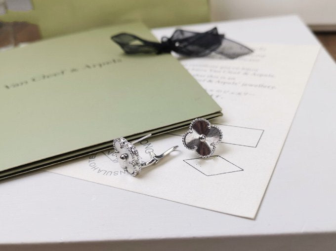 [Max Jewelry ]CLOVER MEDIUM STUD EARRINGS