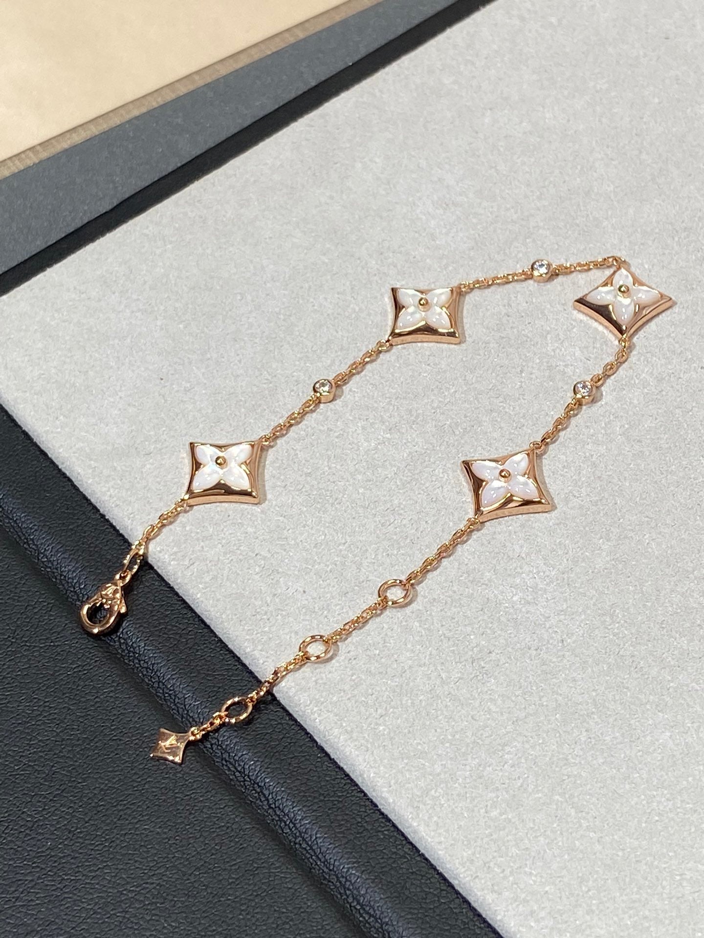 [Max Jewelry ]STAR 4 MOTIF MOP DIAMOND PINK GOLD BRACELET