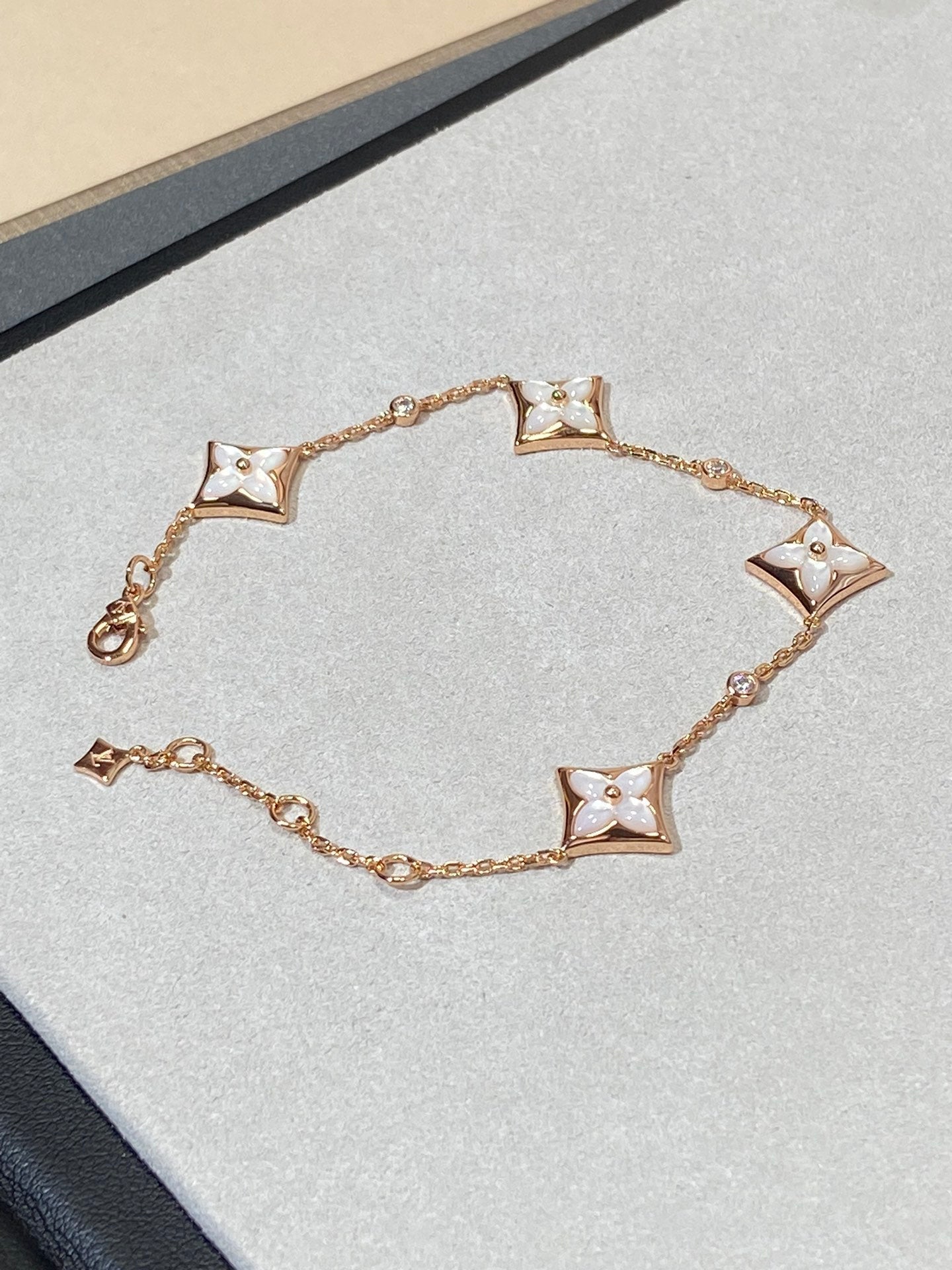 [Max Jewelry ]STAR 4 MOTIF MOP DIAMOND PINK GOLD BRACELET