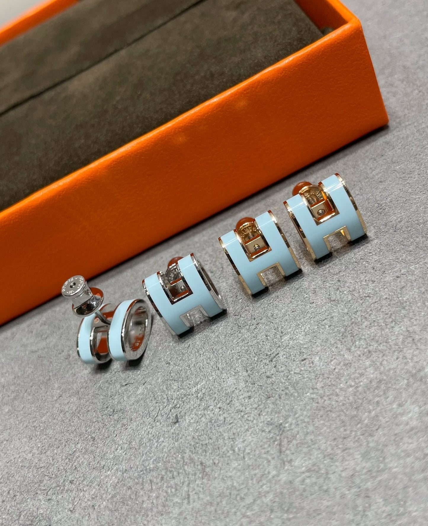 [Max Jewelry ]POP H SKY BLUE STUD EARRINGS
