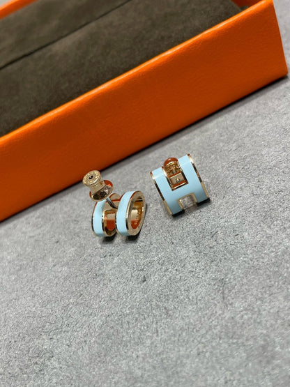 [Max Jewelry ]POP H SKY BLUE STUD EARRINGS