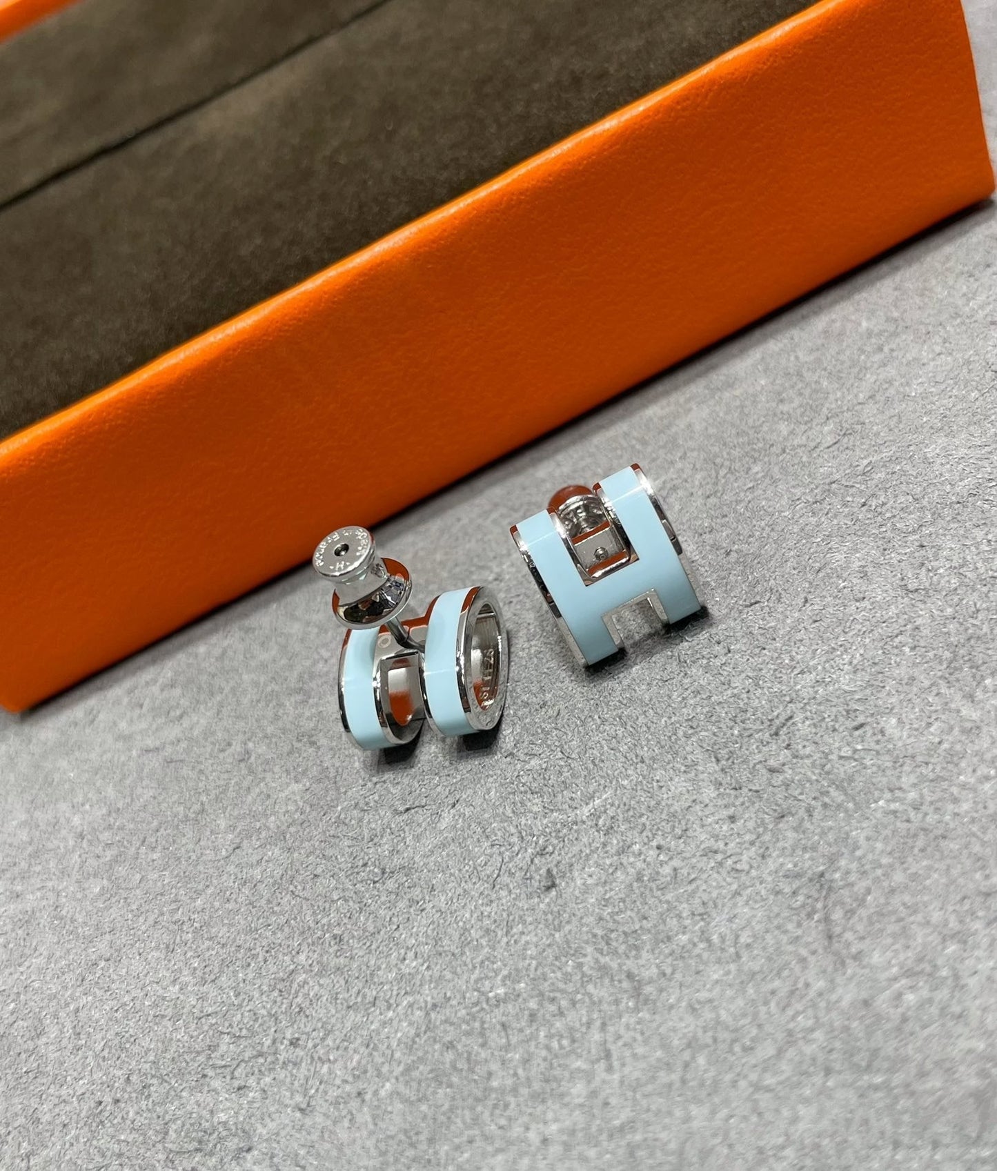 [Max Jewelry ]POP H SKY BLUE STUD EARRINGS