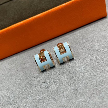 [Max Jewelry ]POP H SKY BLUE STUD EARRINGS