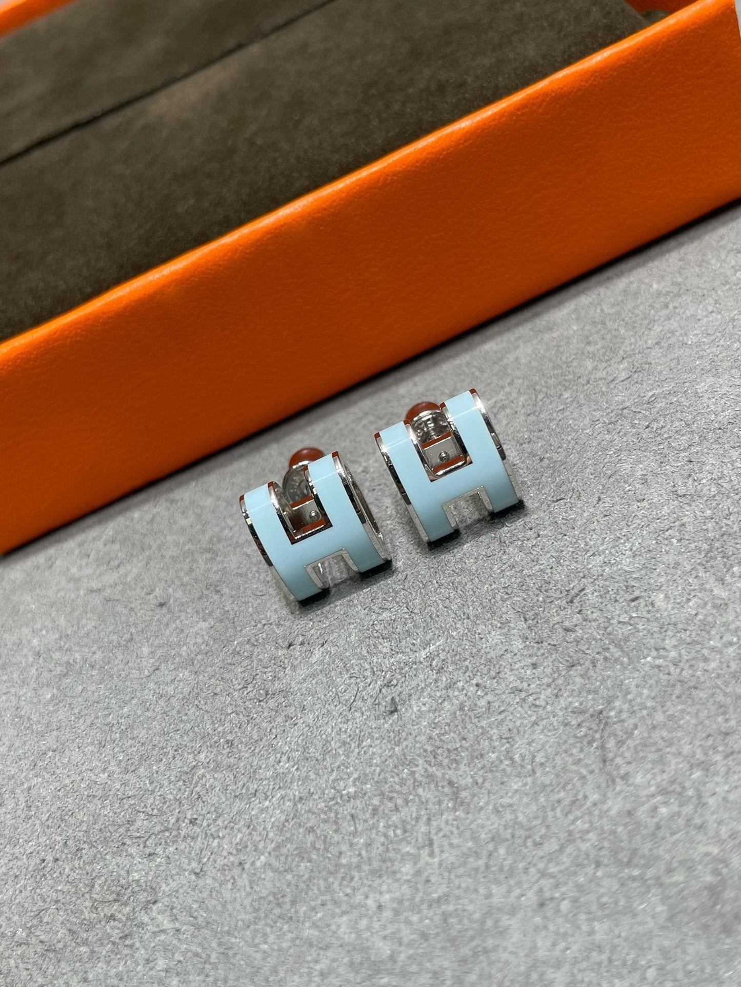 [Max Jewelry ]POP H SKY BLUE STUD EARRINGS