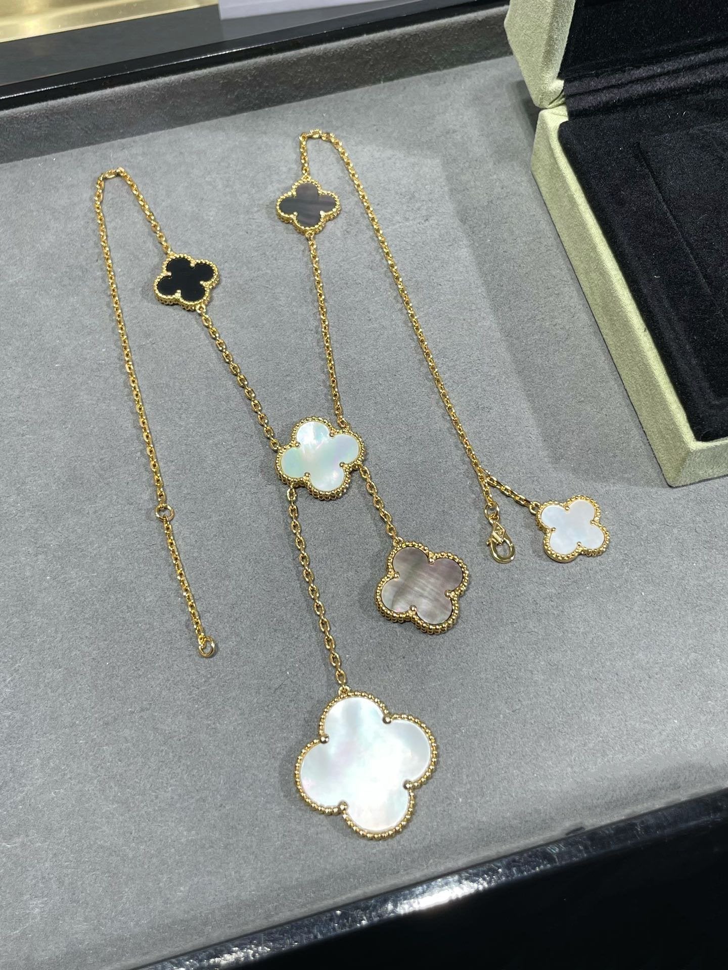 [Max Jewelry ]CLOVER 6 MOTIF MOP ONYX GOLD NECKLACE