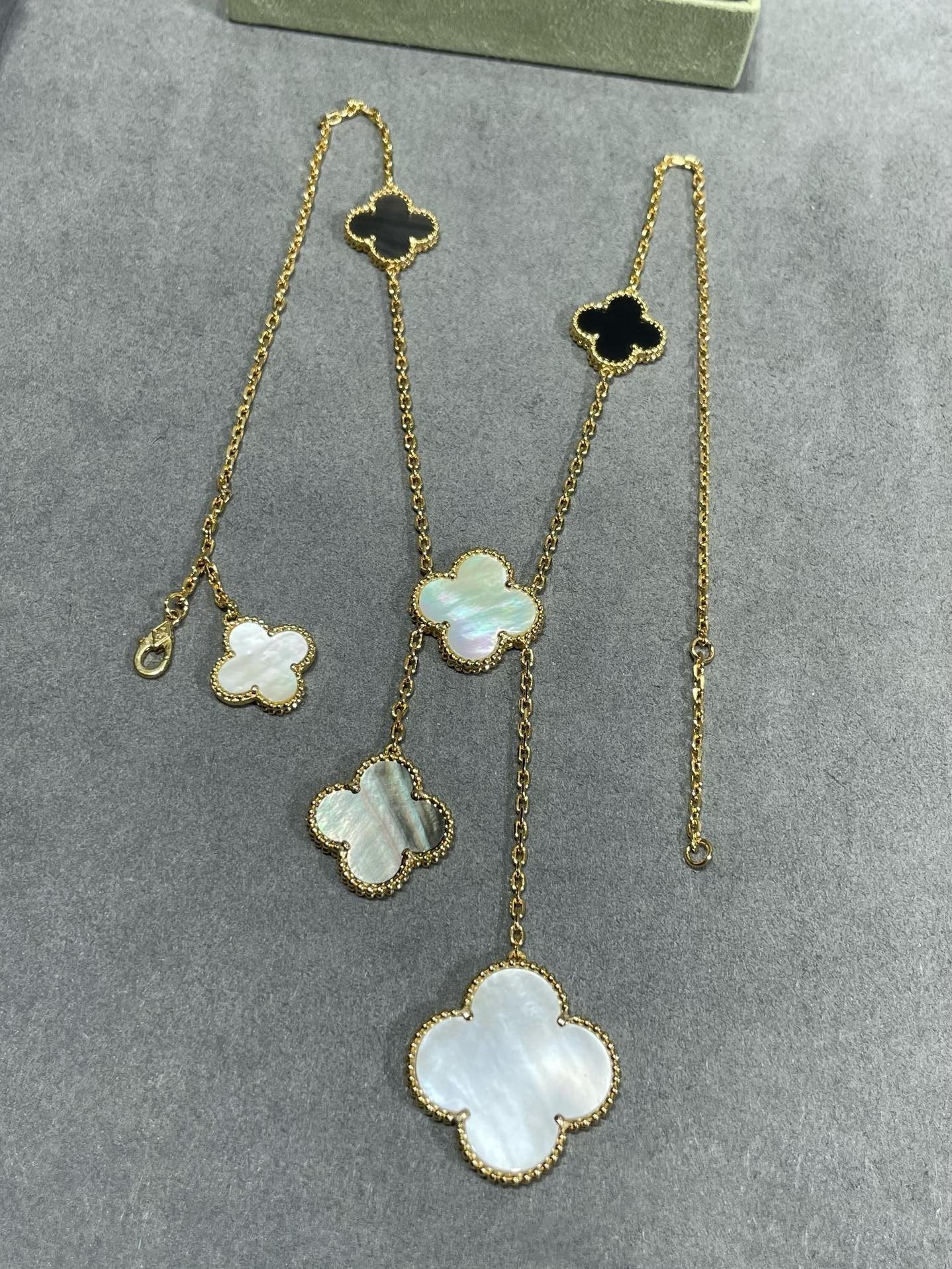 [Max Jewelry ]CLOVER 6 MOTIF MOP ONYX GOLD NECKLACE
