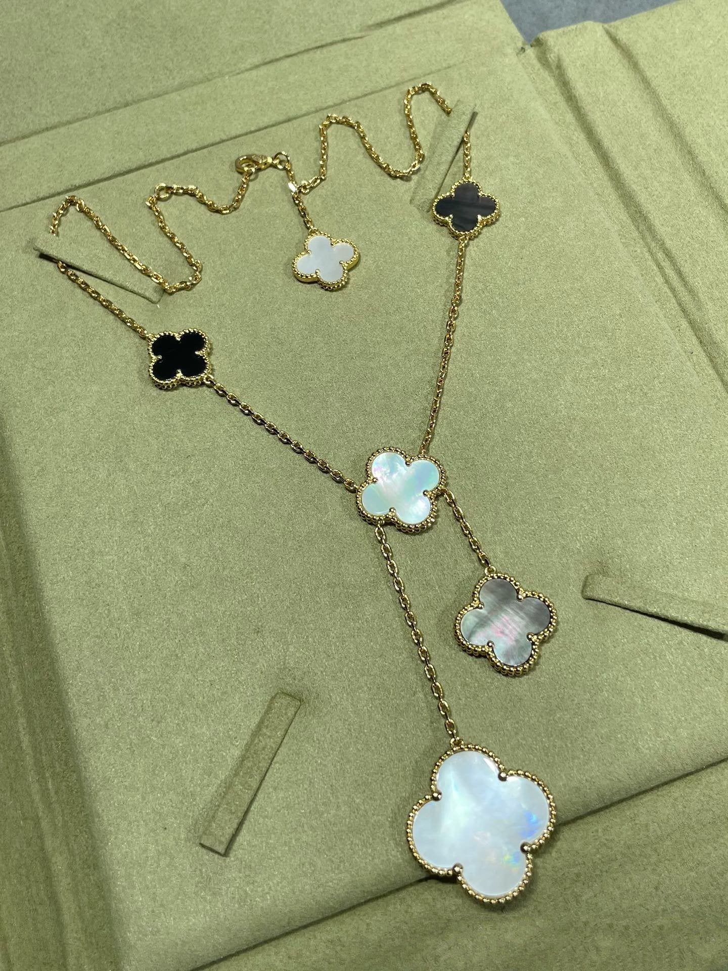 [Max Jewelry ]CLOVER 6 MOTIF MOP ONYX GOLD NECKLACE