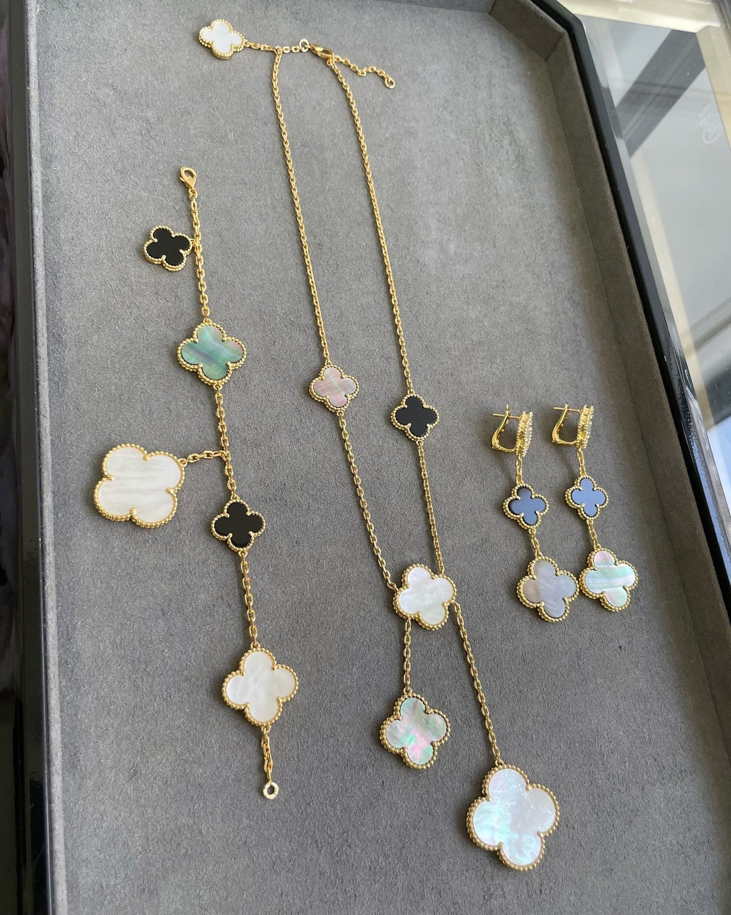[Max Jewelry ]CLOVER 3 MOTIF MOP ONYX DARK MOP PINK GOLD EARRINGS